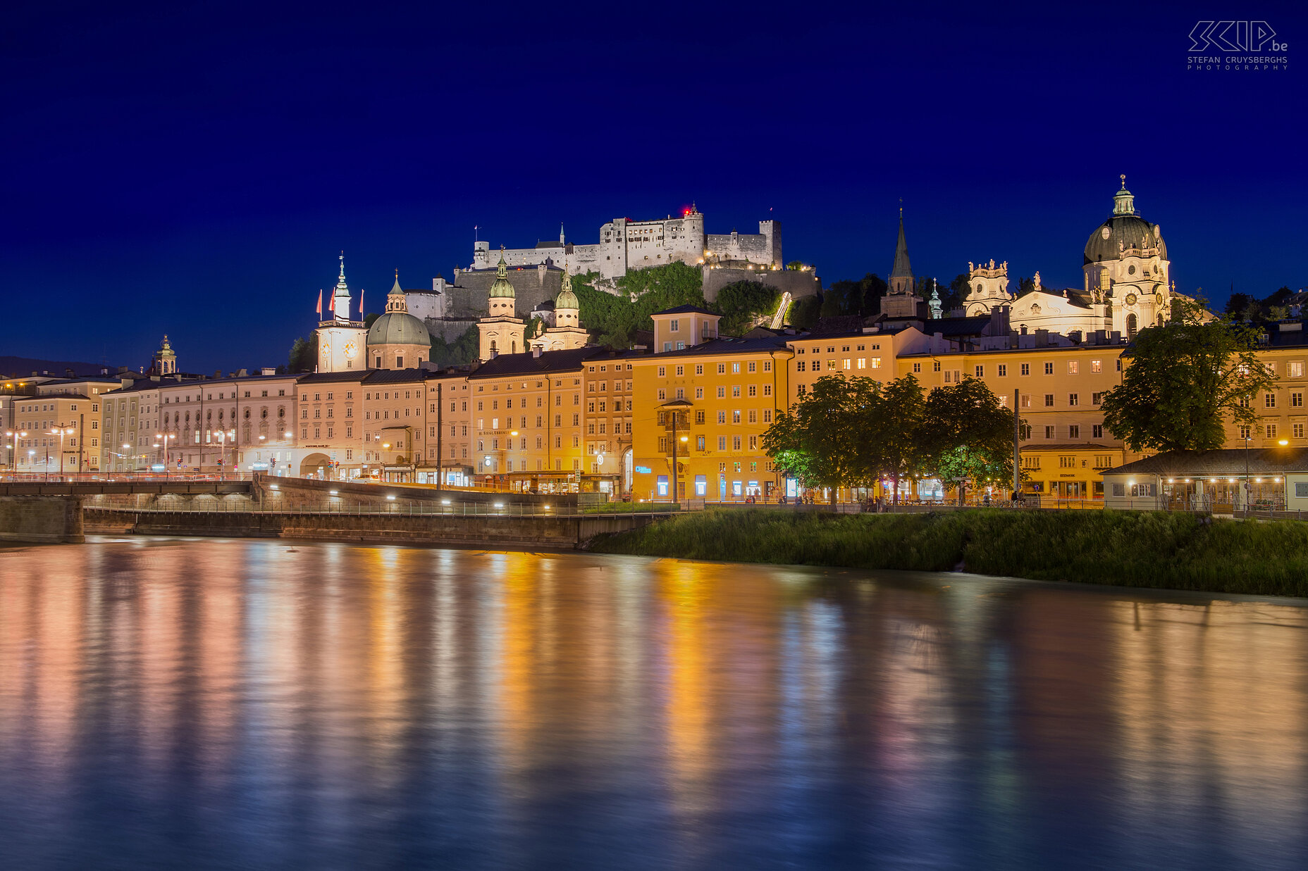 Oostenrijk - Salzburg - By night Zicht op de rivier, het oude centrum van Salzburg en de Festung Hohensalzburg.  Stefan Cruysberghs